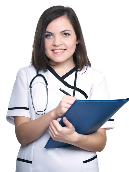 Atractiva enfermera joven sosteniendo una carpeta azul y una pluma . — Foto de Stock
