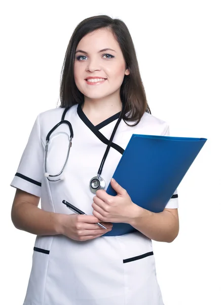 Aantrekkelijke jonge verpleegster holding een blauwe map en een pen. — Stockfoto