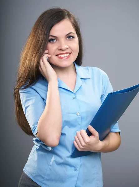 Attraktive junge Frau in blauer Bluse. Frau telefoniert mit Handy — Stockfoto