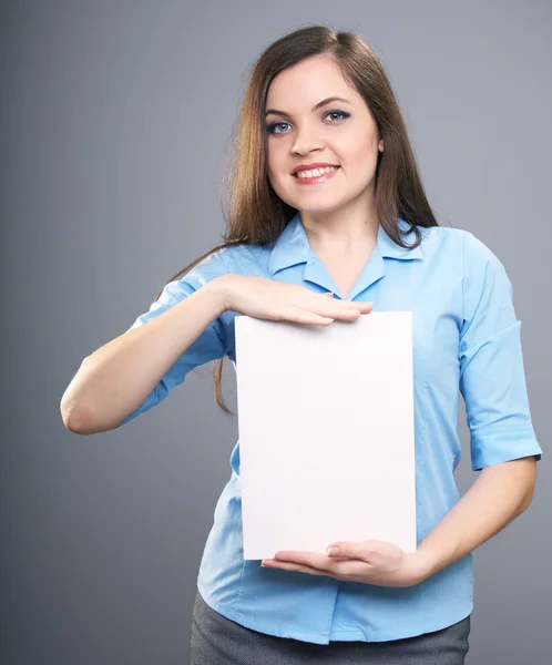 Ελκυστική νεαρή γυναίκα σε ένα μπλε πουκάμισο. γυναίκα κατέχει μια αφίσα. — Φωτογραφία Αρχείου