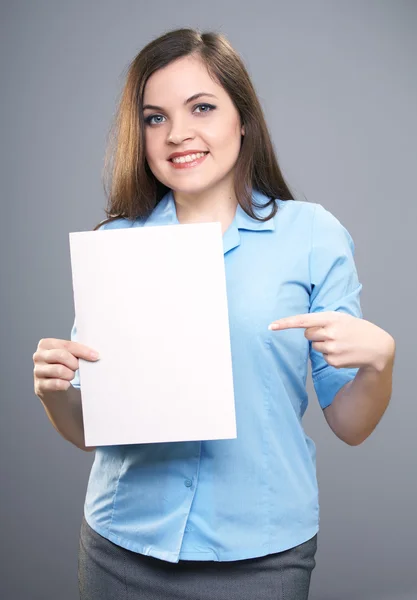 Attraktive junge Frau im blauen Hemd. Frau hält Plakat in der Hand und — Stockfoto