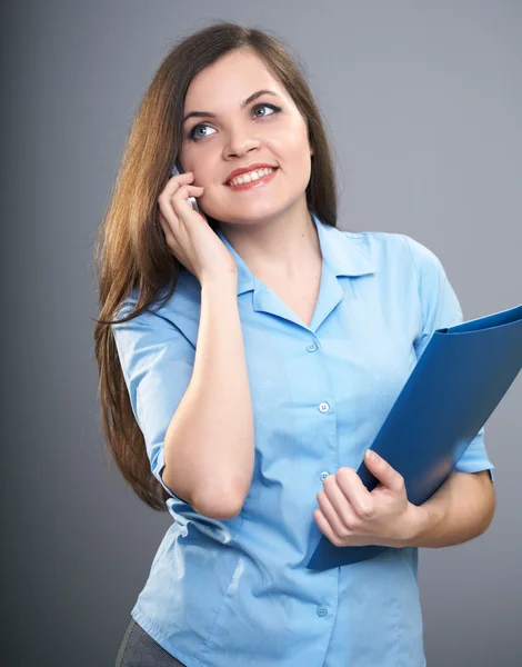 Uma jovem atraente de blusa azul. Mulher falando no celular — Fotografia de Stock