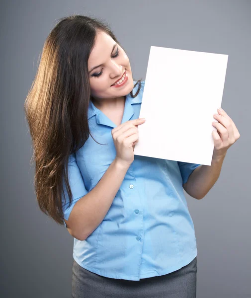 Una joven atractiva con una camisa azul. Mujer sostiene un cartel y — Foto de Stock