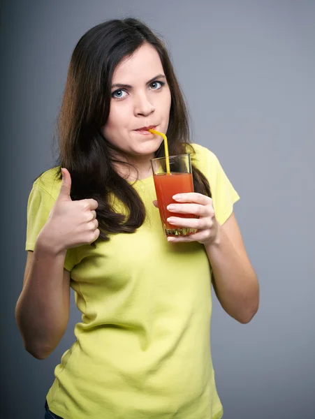 Una joven atractiva con una camisa amarilla. Mujer bebiendo jugo a — Foto de Stock