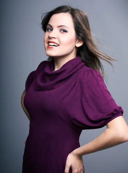 Una joven atractiva con un vestido. Cabello en movimiento . —  Fotos de Stock