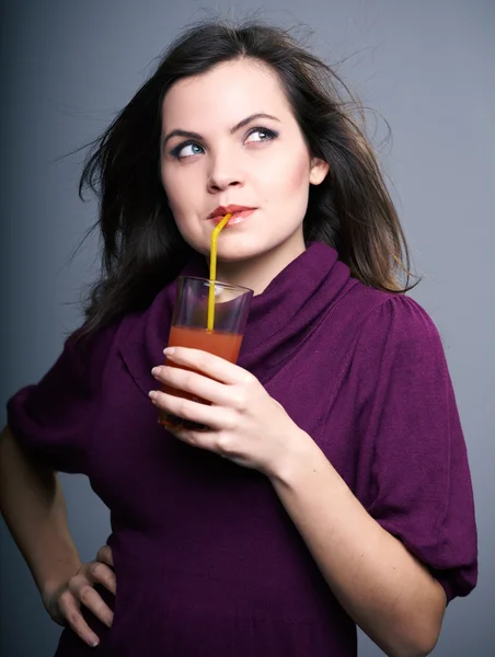 Una joven atractiva con un vestido. Mujer bebiendo jugo . —  Fotos de Stock