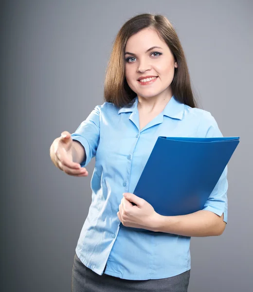 Aantrekkelijke jonge vrouw in een blauw shirt. vrouw houdt een blauwe folde — Stockfoto