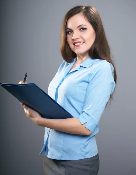 Una joven atractiva con una camisa azul. Mujer sostiene un pliegue azul —  Fotos de Stock