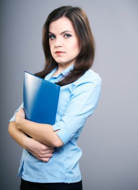 Mavi bluz çekici bir genç kadın. kadın mavi kat tutar