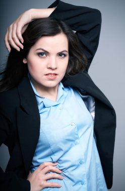 çekici genç kadın siyah ceket. saç hareket.