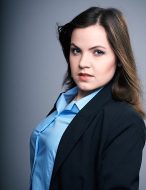 çekici genç kadın siyah ceket. saç hareket.