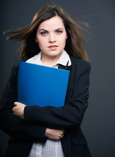 Attraktive junge Frau in schwarzer Jacke. Frau hält blaues Fohlen in der Hand — Stockfoto