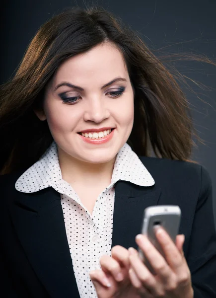 Attraktive junge Frau in schwarzer Jacke. Frau mit Handy — Stockfoto