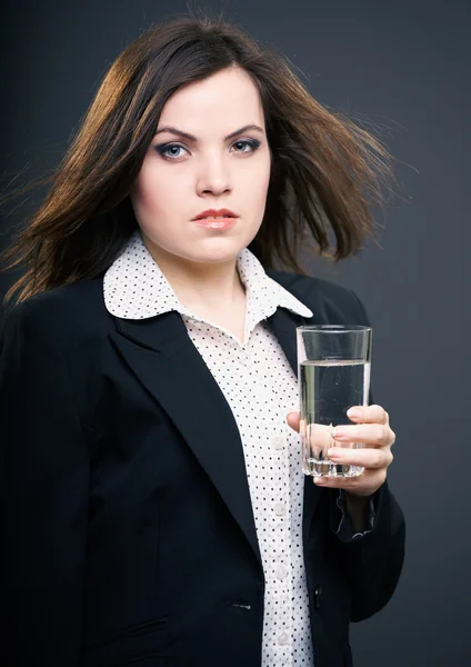 Attraente giovane donna in giacca nera. Donna che tiene un bicchiere — Foto Stock