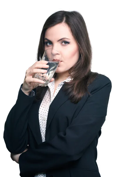 Una joven atractiva con una chaqueta negra. Mujer bebiendo mineral — Foto de Stock