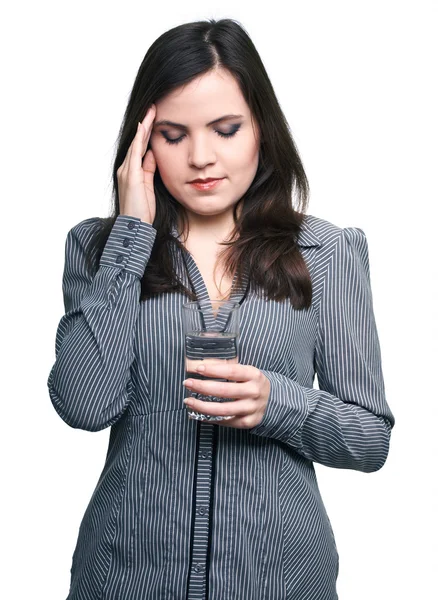 Mujer joven atractiva en una blusa gris que sufre de un dolor de cabeza — Foto de Stock