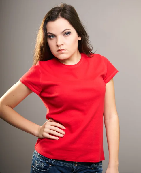 Aantrekkelijke jonge vrouw in een rode shirt. — Stockfoto