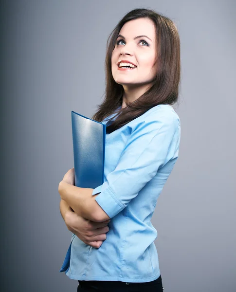 Una joven atractiva con una blusa azul. Mujer sostiene un pliegue azul — Foto de Stock