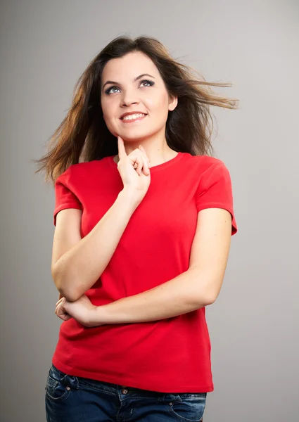 Glückliche junge Frau im roten Hemd. Frau hält den Finger auf ihr — Stockfoto