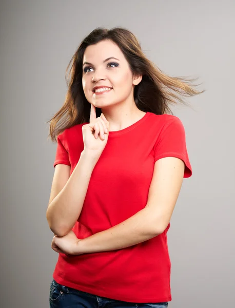 Uma jovem atraente com uma camisa vermelha. Mulher segura o dedo — Fotografia de Stock