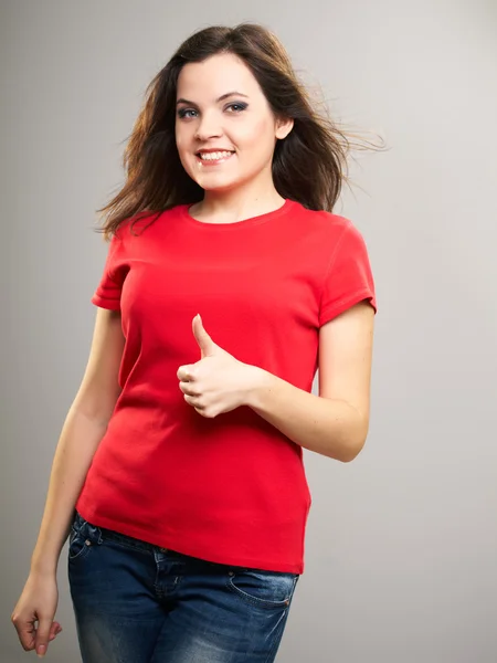 Ελκυστική νεαρή γυναίκα με ένα κόκκινο πουκάμισο. γυναίκα που εμφανίζονται αντίχειρες. — Φωτογραφία Αρχείου