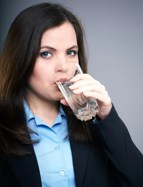 Attraktiv ung kvinna i en svart jacka. kvinna dricka mineral — Stockfoto