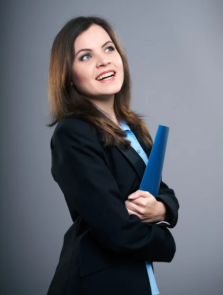 Ελκυστική νεαρή γυναίκα σε ένα μαύρο σακάκι. γυναίκα κατέχει μια μπλε fol — Φωτογραφία Αρχείου
