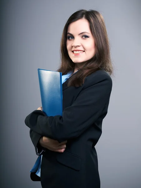 Aantrekkelijke jonge vrouw in een zwarte jas. vrouw houdt een blauwe fol — Stockfoto