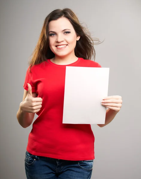 Attraktiv ung kvinde i en rød skjorte. Kvinde holder en plakat og - Stock-foto