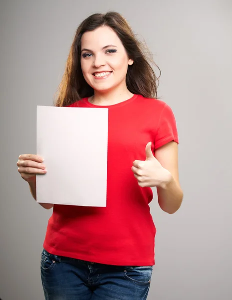 Ελκυστική νεαρή γυναίκα με ένα κόκκινο πουκάμισο. γυναίκα κατέχει μια αφίσα και — Φωτογραφία Αρχείου