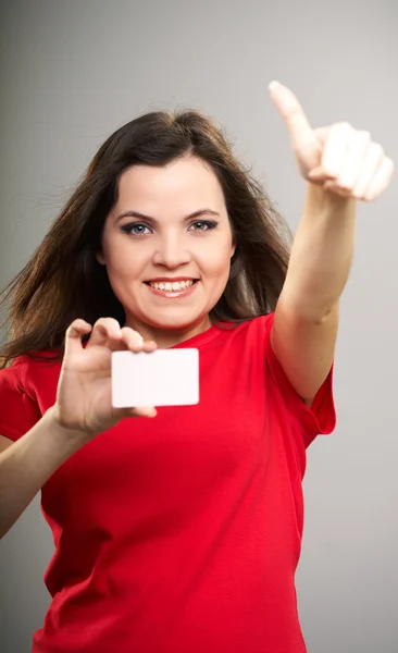 Una joven atractiva con una camisa roja. Mujer sostiene un cartel y —  Fotos de Stock