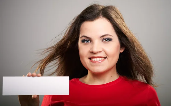 Porträt einer jungen Frau im roten Hemd. Frau hält ein Plakat. ha — Stockfoto
