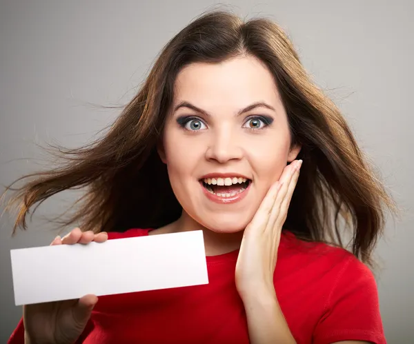 Ritratto di giovane donna sorpresa in camicia rossa. Donna tiene un — Foto Stock