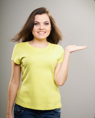 Sarı gömlekli çekici genç kadın. kadın bir Imagina tutar