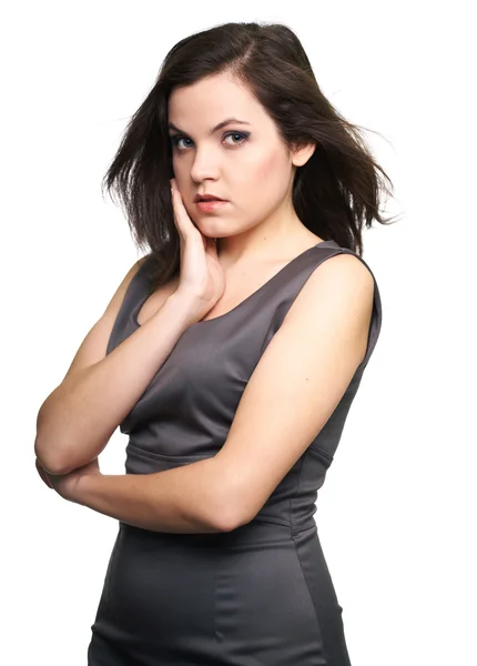 Atrakcyjna młoda kobieta w sukni szary biznesu. włosy w ruch. — Zdjęcie stockowe