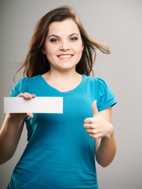 çekici genç kadın mavi gömlekli. kadın tutan bir poster ve