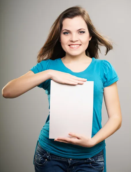 Aantrekkelijke jonge vrouw in een blauw shirt. vrouw houdt een poster. — Stockfoto