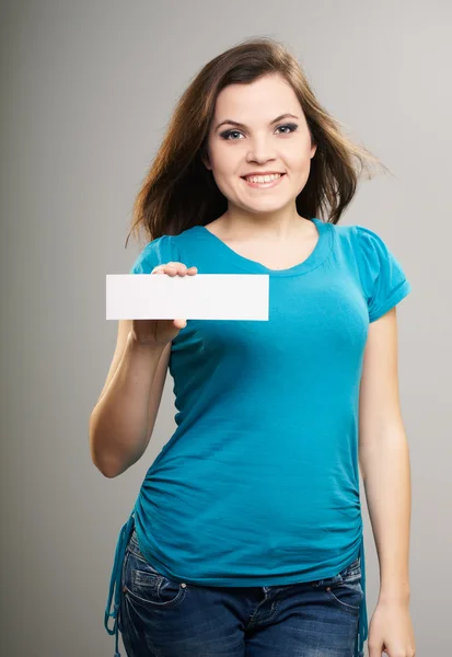 Jolie jeune femme en chemise bleue. Femme tient une affiche . — Photo