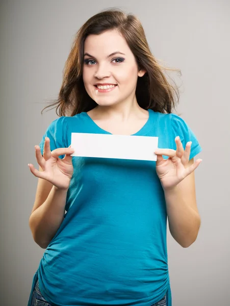 Una joven atractiva con una camisa azul. Mujer sostiene un cartel . —  Fotos de Stock