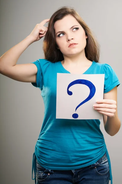 Aantrekkelijke jonge vrouw in een blauw shirt. vrouw houdt een poster wit — Stockfoto