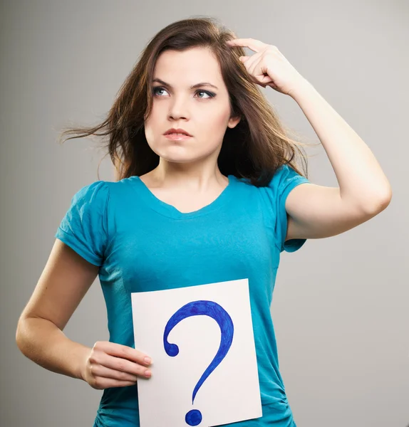 Aantrekkelijke jonge vrouw in een blauw shirt. vrouw houdt een poster wit — Stockfoto