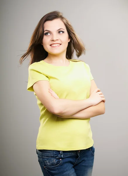 Una joven atractiva con una camisa amarilla. Mujer de pie con fo —  Fotos de Stock