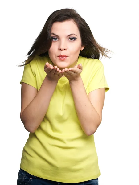 Uma jovem atraente com uma camisa amarela. Mulher envia-lhe um k — Fotografia de Stock