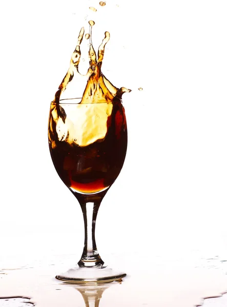 Plons in een glas cognac — Stockfoto