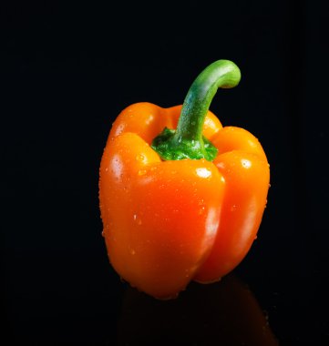 su damlaları ile kaplı, taze turuncu biber.