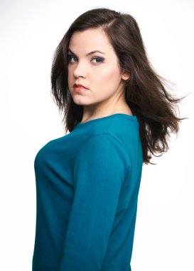 çekici genç kadın mavi gömlekli. saç hareket.