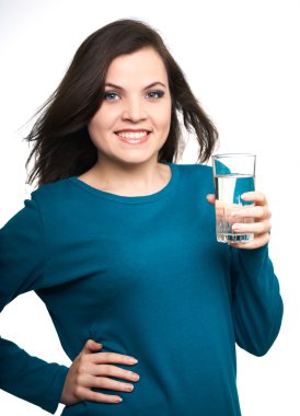 çekici genç kadın mavi gömlekli. bir bardak tutan kadın