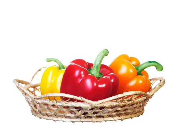 Verse kleurrijke paprika's in mand. — Stockfoto