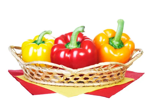 Färska paprika är i korgen. isolerad på vit bakgrund — Stockfoto