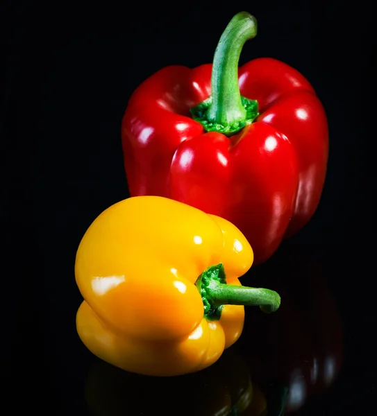 Dvě čerstvé papriky. červená a žlutá. — Stock fotografie